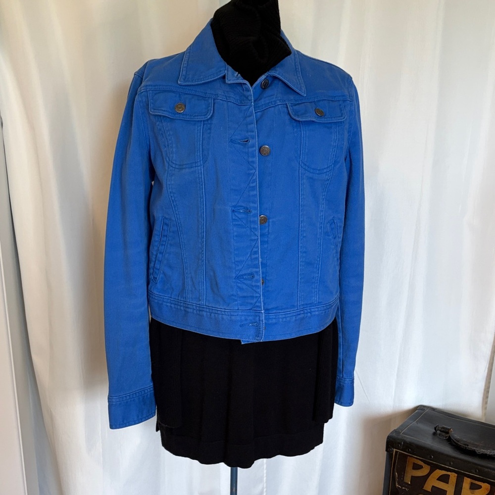 Blue denim twill jean jacket large broken-in breast pockets and side pockets